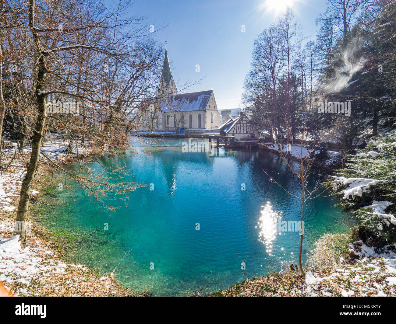 Vista sul ben 'Blautopf' a Blaubeuren, Germania Foto Stock Vista sul ben 'Blautopf' a Blaubeuren, Germania Foto Stock