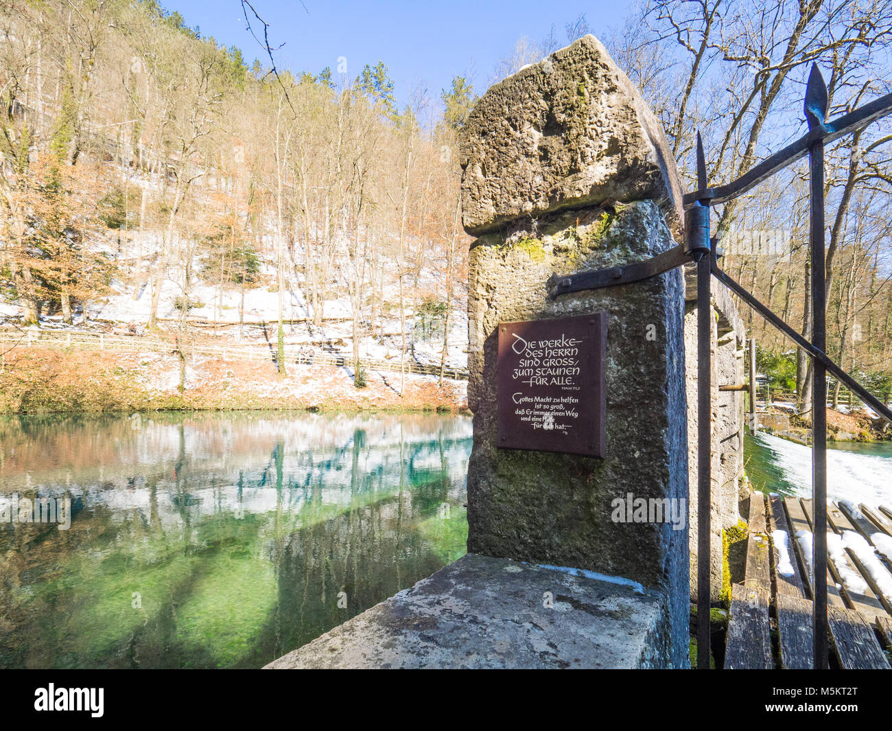 Vista sul ben 'Blautopf' a Blaubeuren, in Germania con una citazione della Bibbia in lingua tedesca Foto Stock Vista sul ben 'Blautopf' a Blaubeuren, in Germania con una citazione della Bibbia in lingua tedesca Foto Stock
