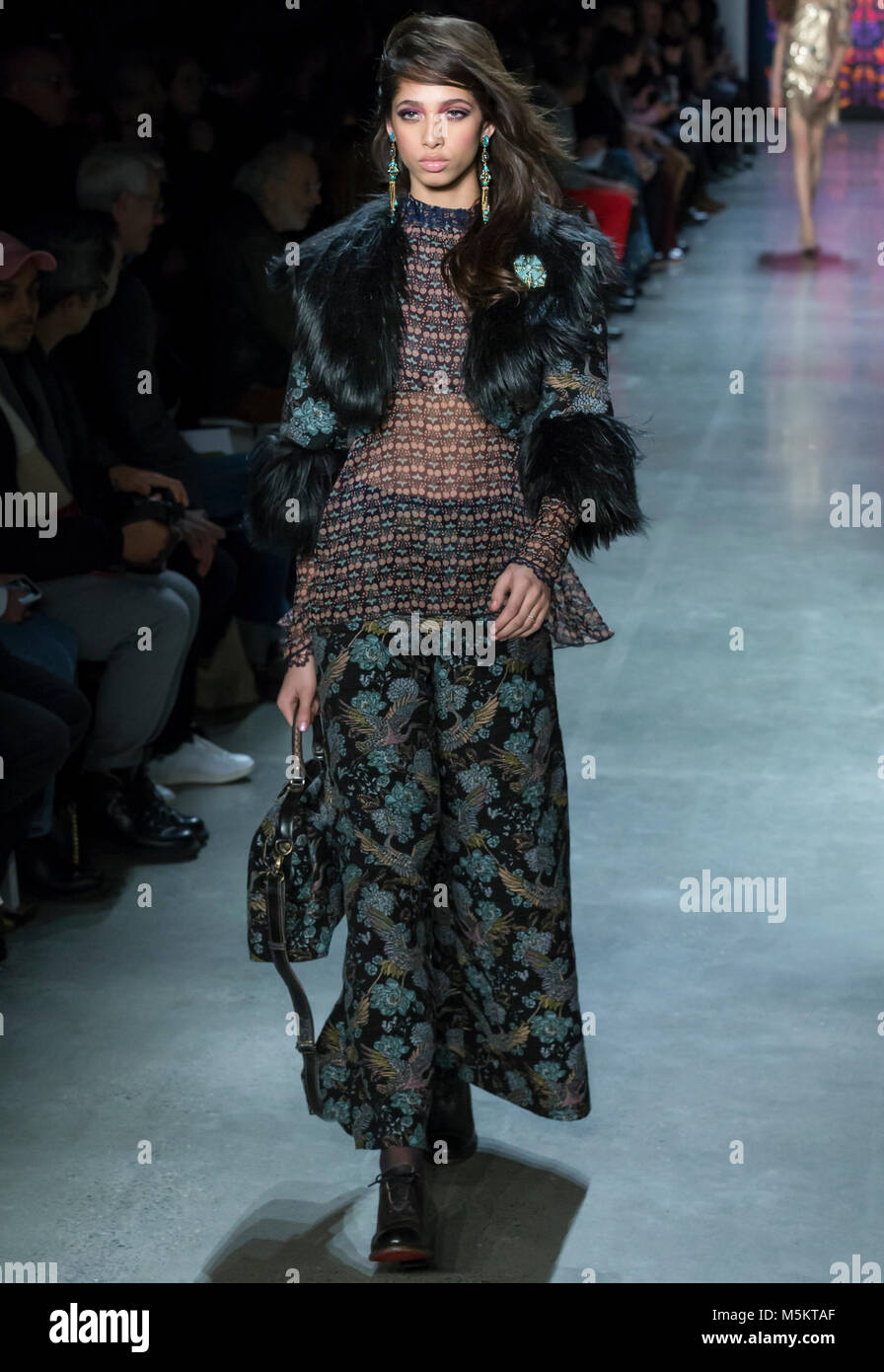 NEW YORK, NY - 12 Febbraio 2018: Yasmin Wijnaldum passeggiate la pista al Anna Sui Autunno Inverno 2018 fashion show durante la settimana della moda di New York Foto Stock