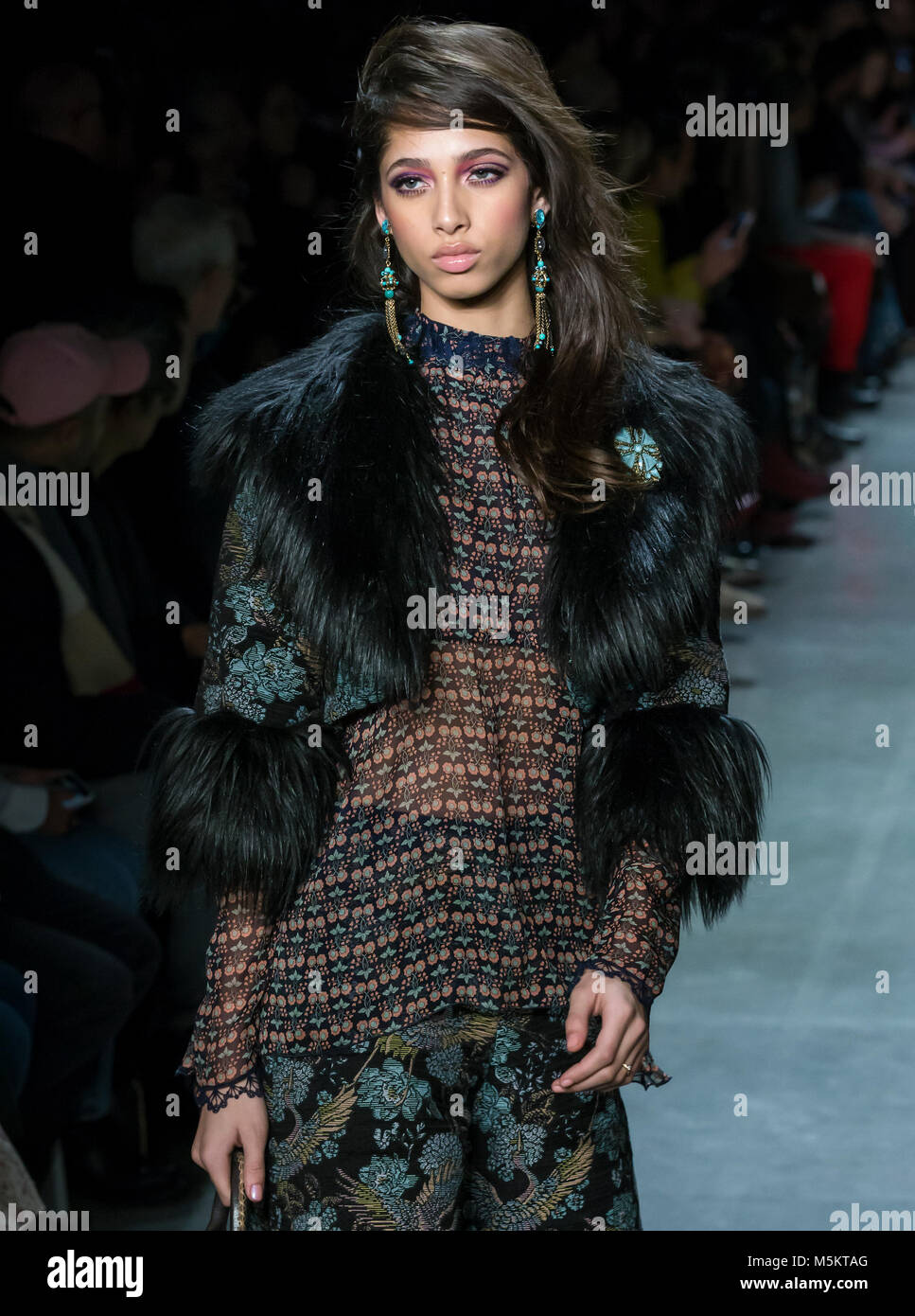 NEW YORK, NY - 12 Febbraio 2018: Yasmin Wijnaldum passeggiate la pista al Anna Sui Autunno Inverno 2018 fashion show durante la settimana della moda di New York Foto Stock