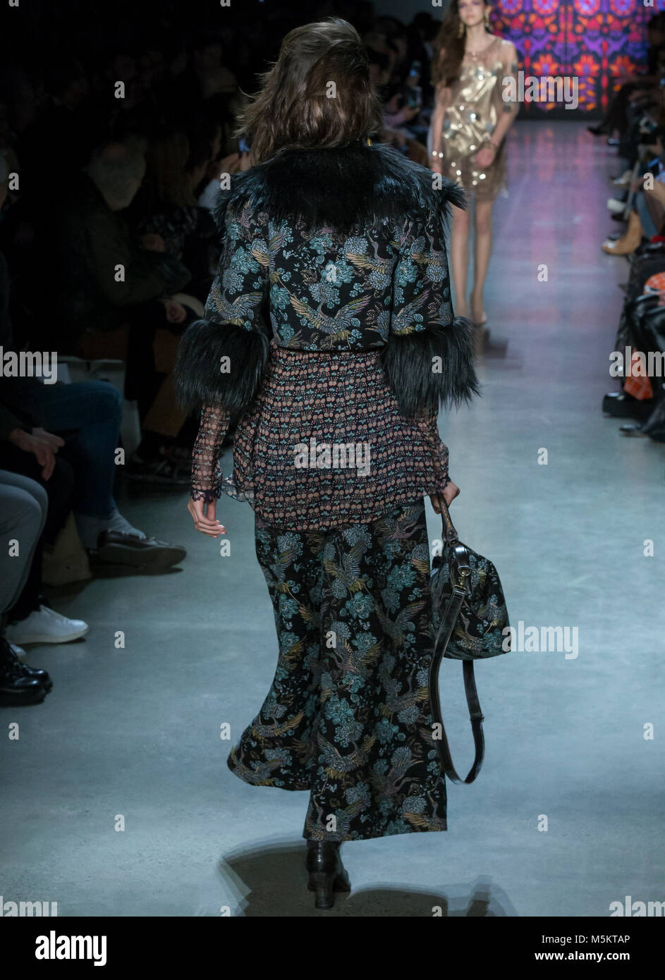 NEW YORK, NY - 12 Febbraio 2018: Yasmin Wijnaldum passeggiate la pista al Anna Sui Autunno Inverno 2018 fashion show durante la settimana della moda di New York Foto Stock