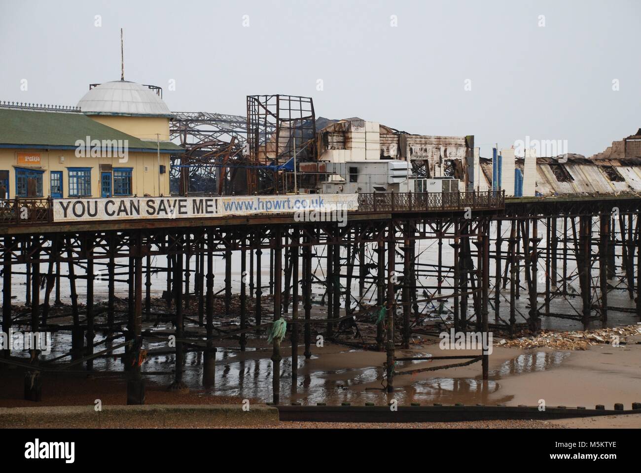 I resti del molo vittoriano a Hastings in East Sussex, Inghilterra dopo un grave incendio il 5 ottobre 2010. Foto Stock