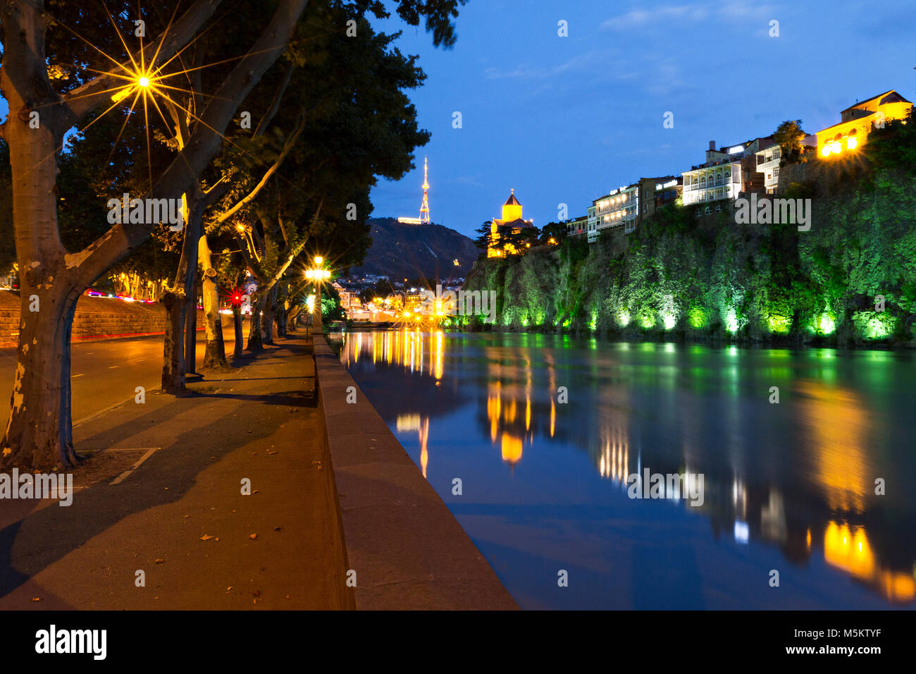 Vista notturna su Tbilisi e del fiume Kura al crepuscolo, a Tbilisi, Georgia Foto Stock