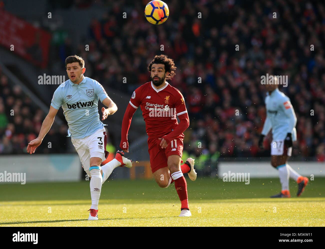 Aaron Cresswell di West Ham United (a sinistra) e Mohamed Salah di Liverpool (a destra) combattono per la palla durante la partita della Premier League ad Anfield, Liverpool. PREMERE ASSOCIAZIONE foto. Data immagine: Sabato 24 febbraio 2018. Vedi PA storia CALCIO Liverpool. Il credito fotografico dovrebbe essere: Peter Byrne/PA Wire. RESTRIZIONI: Nessun utilizzo con audio, video, dati, elenchi di apparecchi, logo di club/campionato o servizi "live" non autorizzati. L'uso in-match online è limitato a 75 immagini, senza emulazione video. Nessun utilizzo nelle scommesse, nei giochi o nelle pubblicazioni di singoli club/campionati/giocatori. Foto Stock