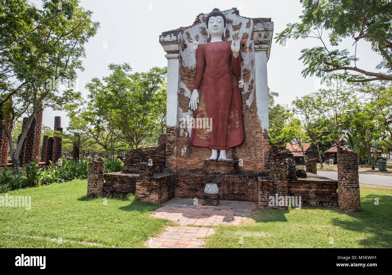 SAMUT PRAKAN, Thailandia, Marzo 6, 2017 - Antica statua del Buddha al Wat Mahathat di Sukhothai, antica città, Samut Prakan, Thailandia Foto Stock