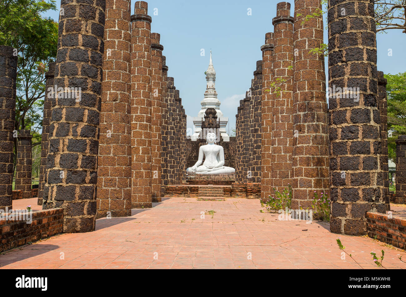 SAMUT PRAKAN, Thailandia, Marzo 6, 2017 - Il Grand Hall di Wat Maha That, Sukhothai, antica città, Samut Prakan, Thailandia Foto Stock