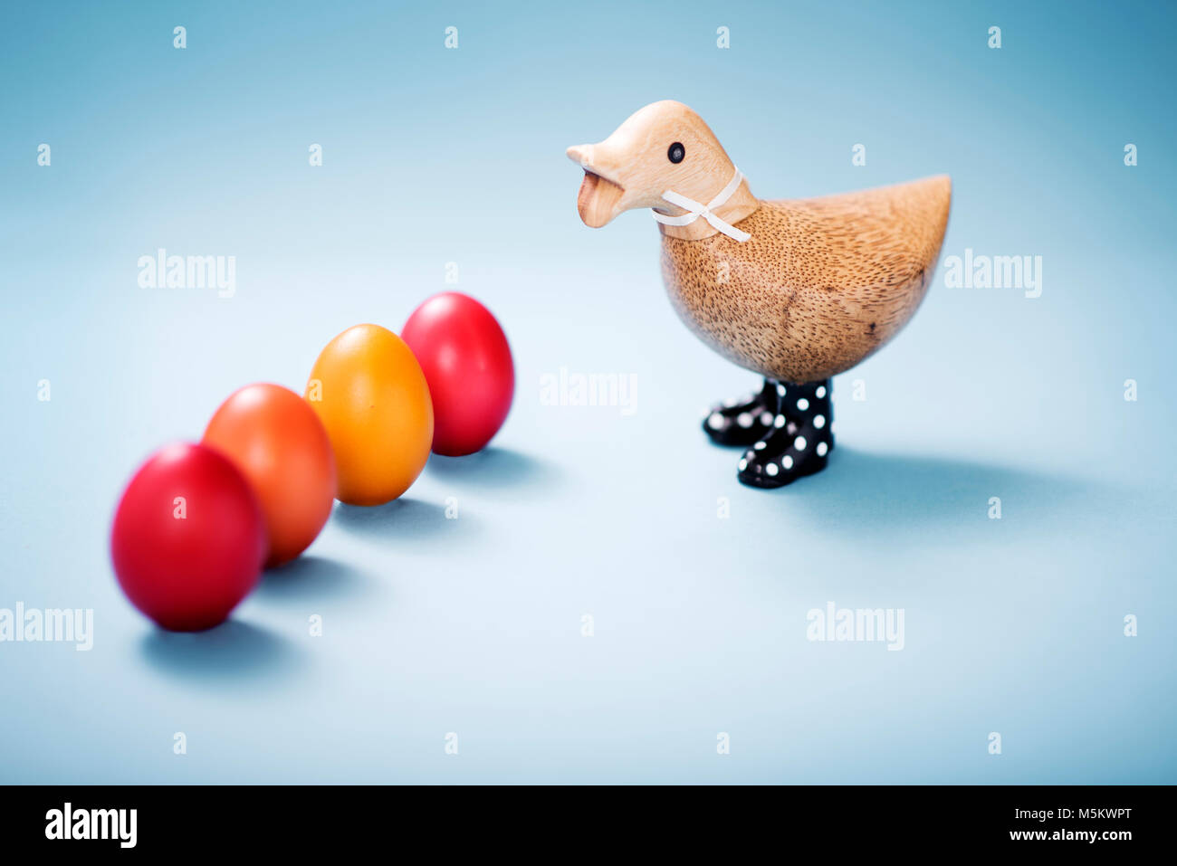 Uova di Pasqua in fila con duck Foto Stock
