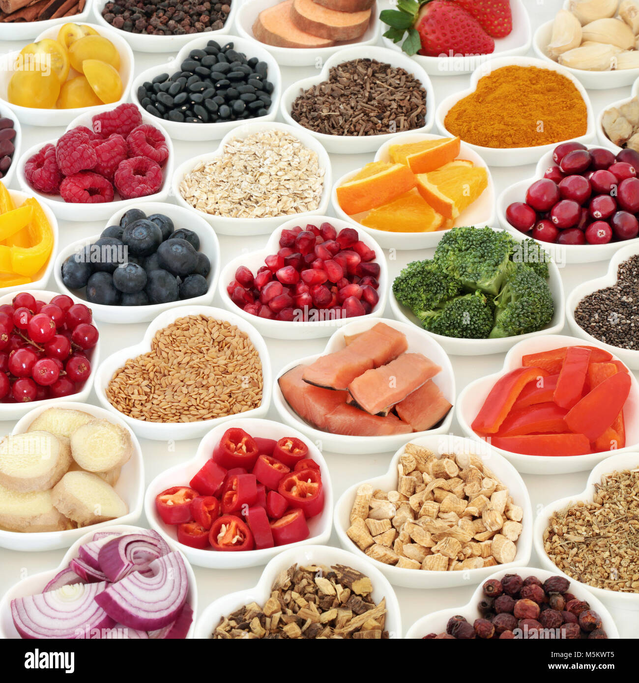 Cibo sano per la nutrizione salute buona con frutta fresca, verdure, pesce, cereali, semi, erbe e medicine a base di erbe. Super food concept . Foto Stock