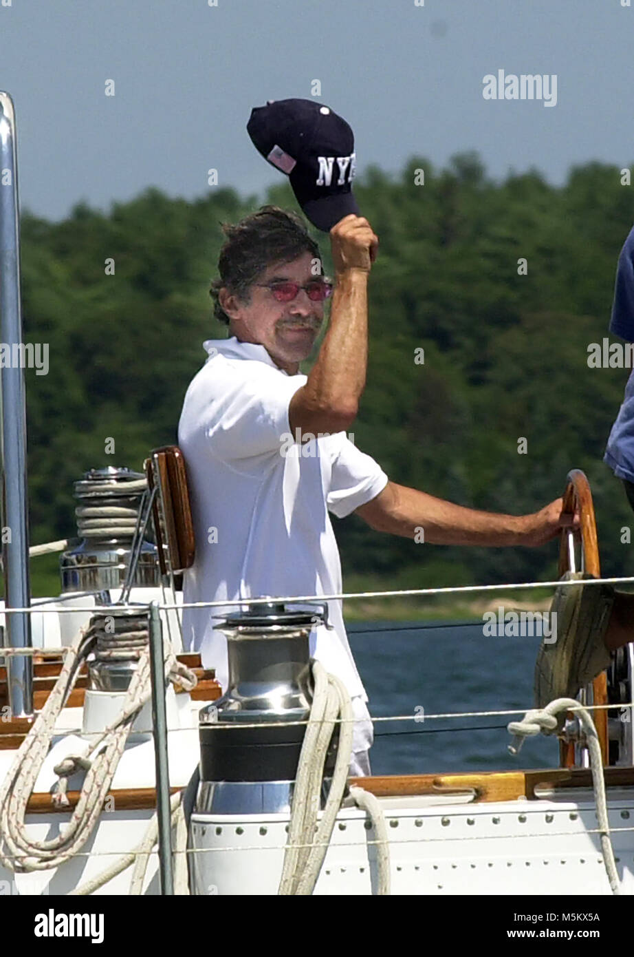 Geraldo Rivera suggerimenti il suo cappello al timone del suo yacht come egli capi al di fuori del porto di Marion foto di bill belknap Foto Stock