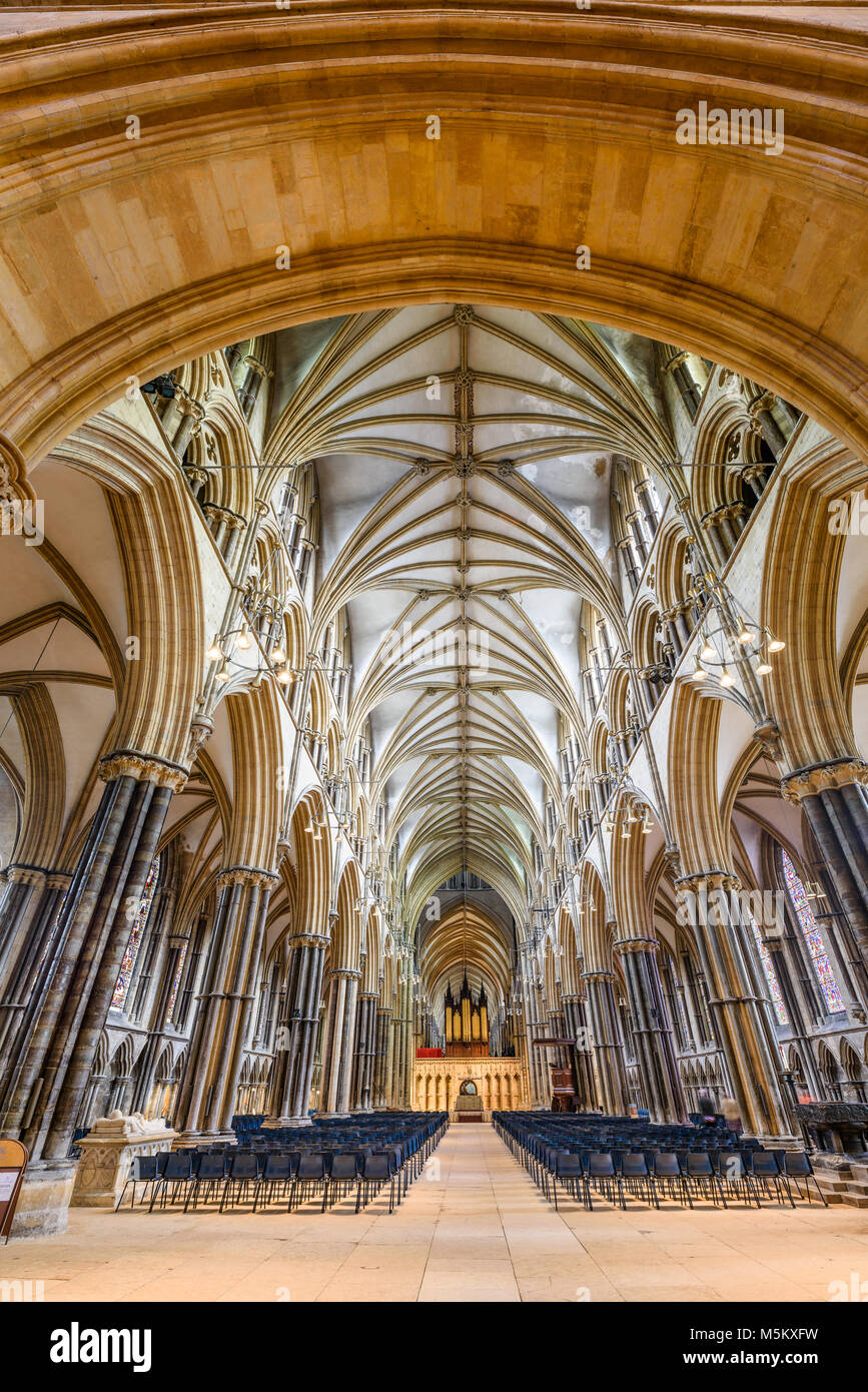 La navata guardando al rood screen dal west end della medioevale cristiana cattedrale costruita dai Normanni a Lincoln, Inghilterra. Foto Stock