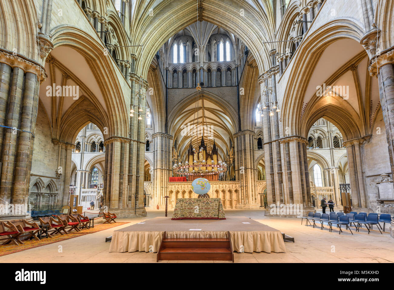 L'altare all'estremità est della navata nel medievale cristiana cattedrale costruita dai Normanni a Lincoln, Inghilterra. Foto Stock