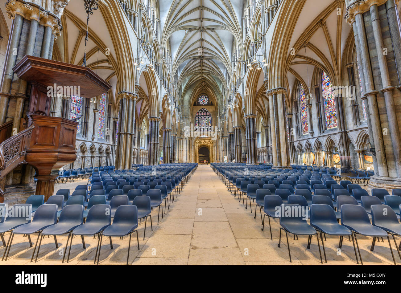 La navata guardando verso il west end della medioevale cristiana cattedrale costruita dai Normanni a Lincoln, Inghilterra. Foto Stock
