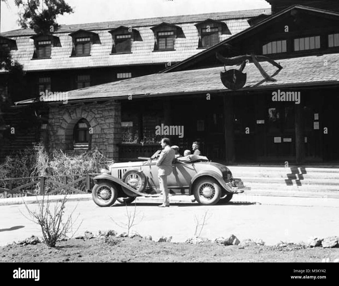 Grand Canyon storica El Tovar Hotel . La Pontiac rivenditore di auto visualizza la sua auto sulla EL TOVAR HOTEL viale. FRED HARVEY GENERAL MANAGER PATROSSO IN FG. (R) MAGGIO 1932. Foto Stock