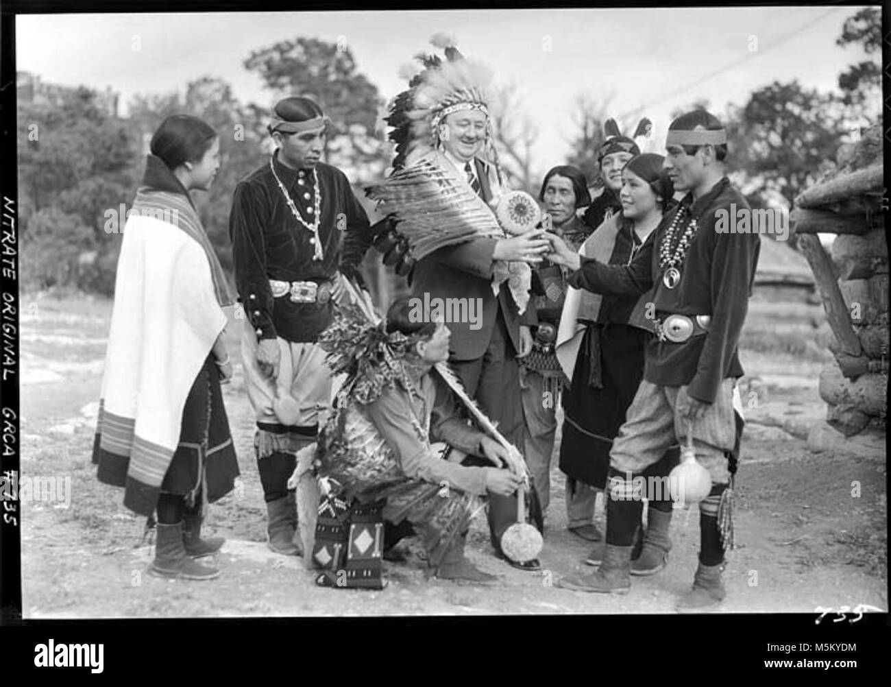 Grand Canyon storica Hopi House . MR.WILLIAM HASTINGS, sec'Y PRES. HOOVER è iniziata da HOPI DIPENDENTI DI FRED HARVEY - AL DI FUORI DI UN HOGAN DA HOPI HOUSE. Luglio 1932 Foto Stock