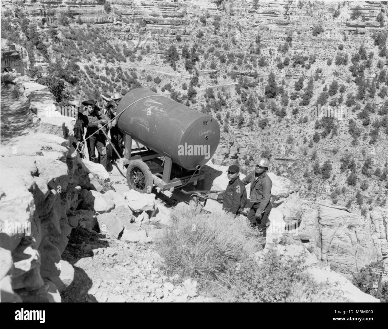 Grand Canyon storica Bright Angel Trail . Imballaggio acqua serbatoio di stoccaggio per giardini indiano campeggio sul sentiero auto, 1 maggio 1961. Foto Stock