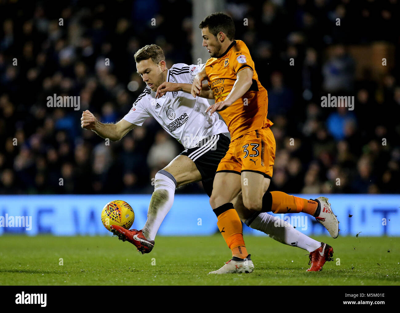 Fulham's Kevin McDonald è affrontato da Wolverhampton Wanderers' Leo Bonatini durante la gara di campionato a Craven Cottage, Londra. Foto Stock