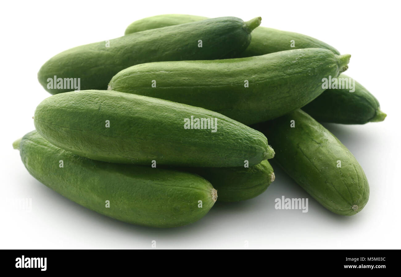 Snack cetriolo su sfondo bianco Foto Stock
