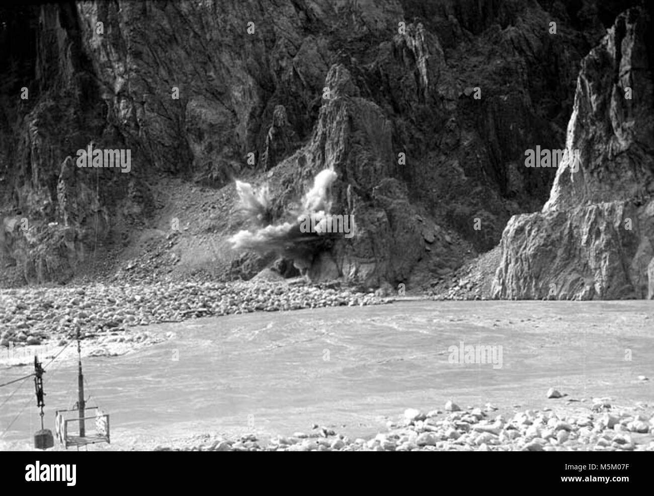 F Grand Canyon del Fiume storico sentiero costruzione c . Costruzione di River Trail a CCC ENROLLEES. La sabbiatura ROCK. Visto dal lato opposto del fiume. Il tram auto sulla sinistra. CIRCA 1935. Foto Stock