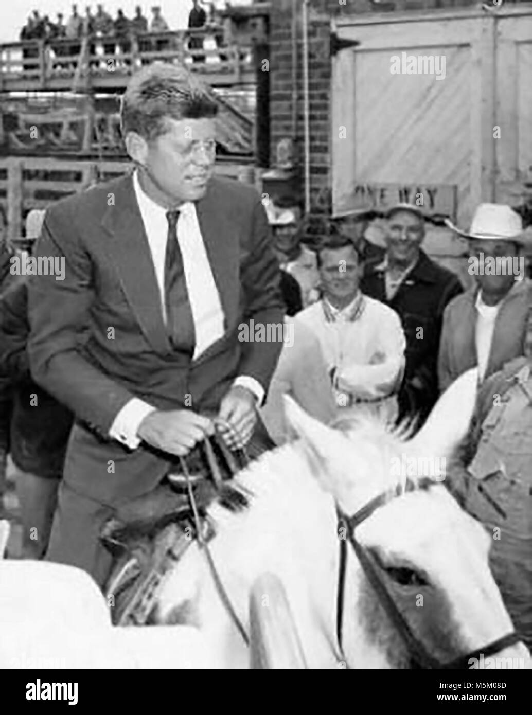 Ex presidente americano John Fitzgerald Kennedy rising un cavallo Foto Stock