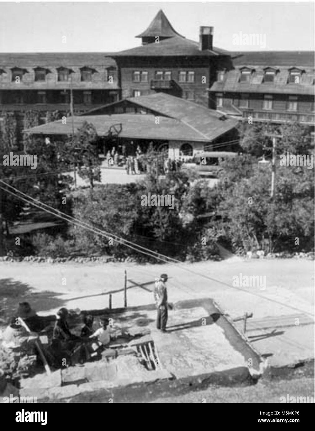 Grand Canyon Hopi storica casa vista dal tetto . El Tovar hotel dal tetto di hopi house. Gli indiani sul tetto, tour auto di fronte di El Tovar. Da un keystone stereoview, 1922. . Foto Stock