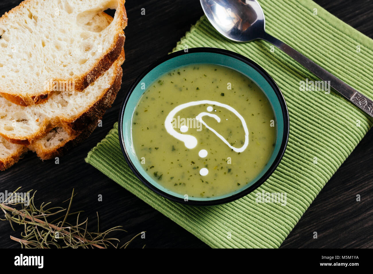 Sana zuppa verde al buio su un tavolo di legno Foto Stock