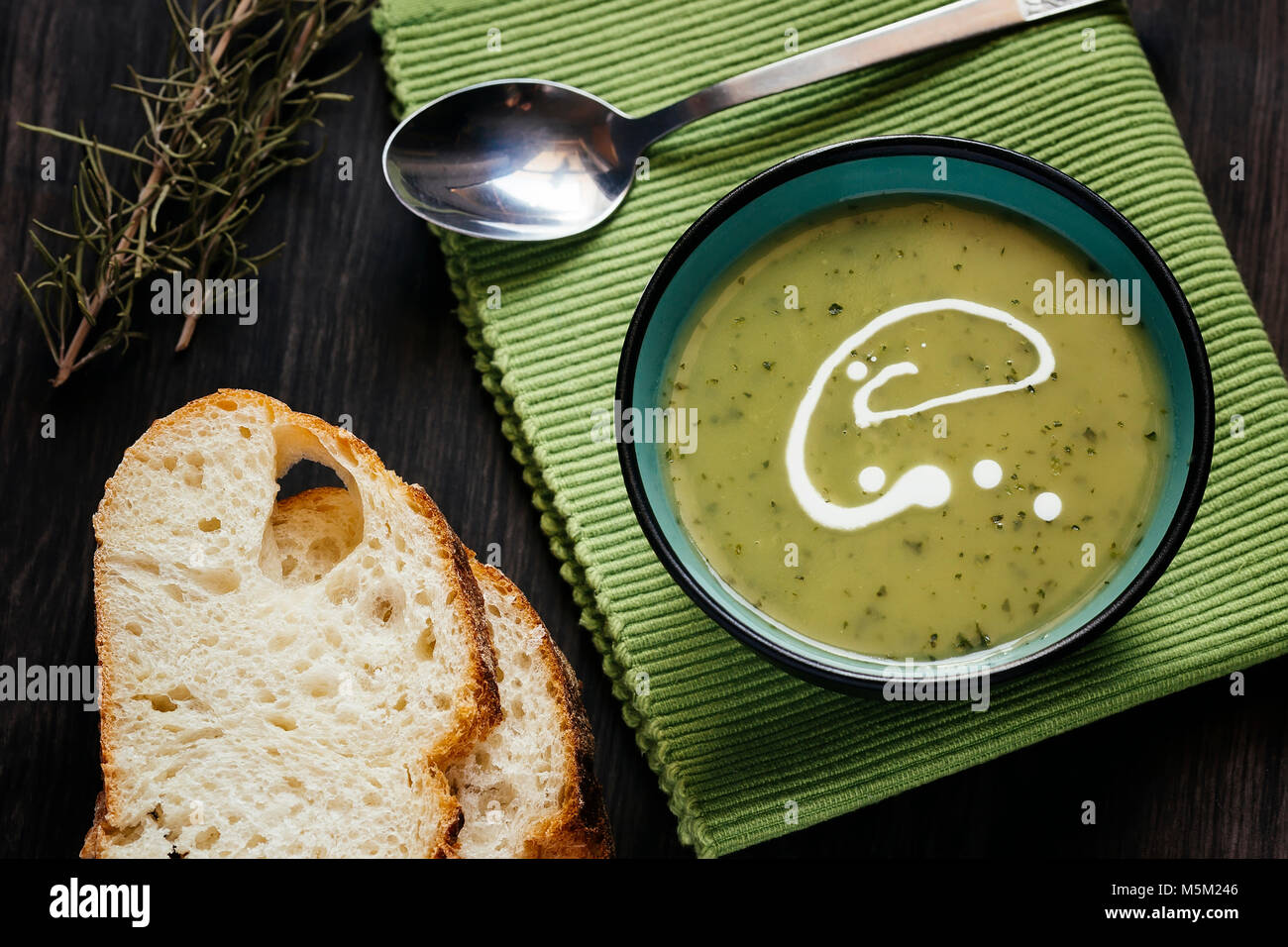 Sana zuppa verde al buio su un tavolo di legno Foto Stock