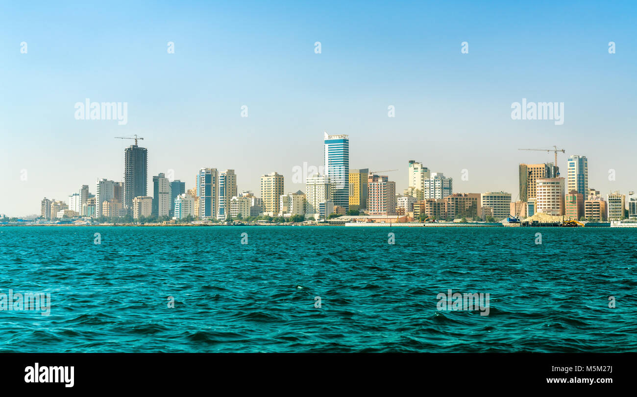 Skyline di Manama dal Golfo Persico. Il Regno del Bahrein Foto Stock