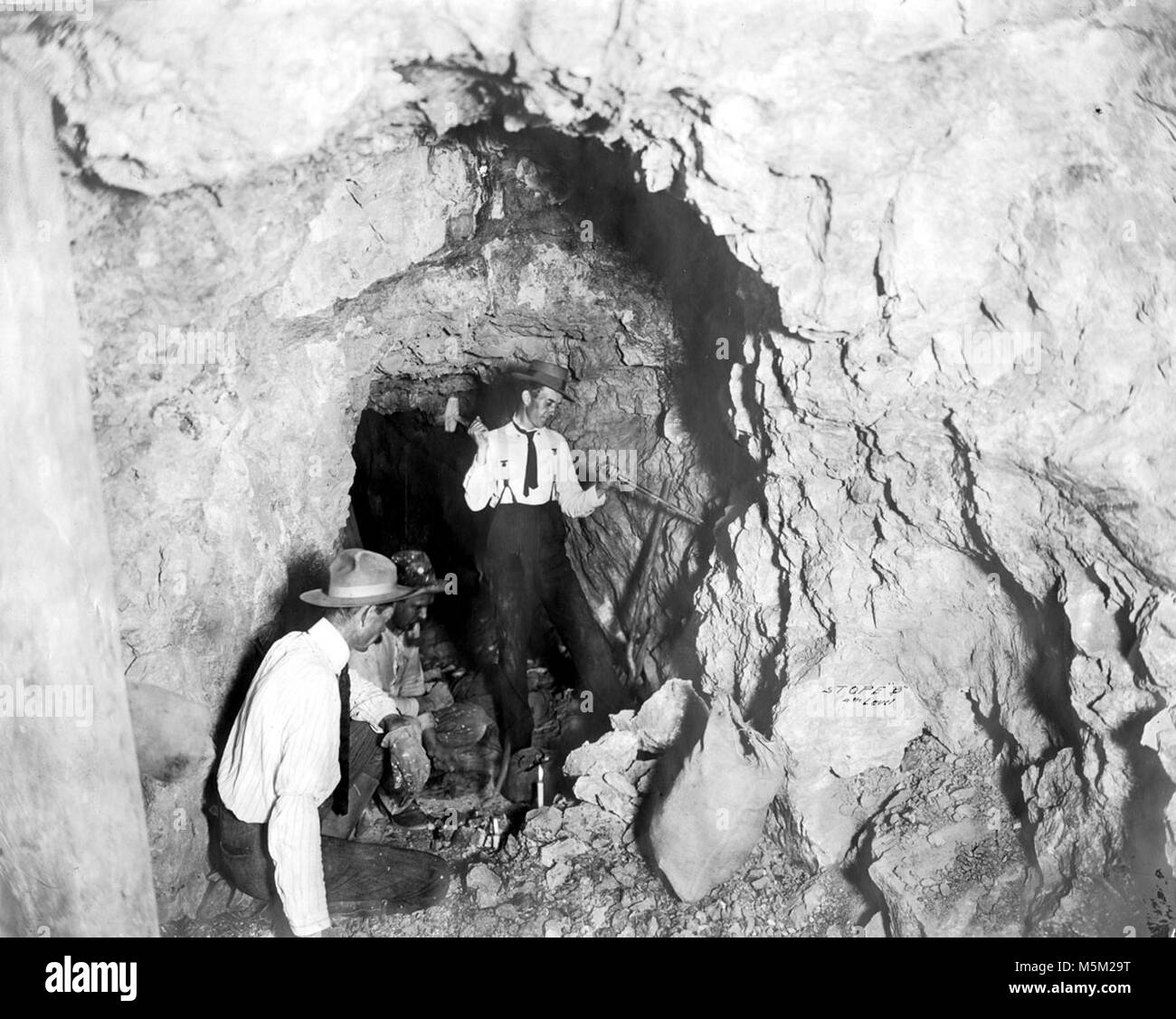 Grand Canyon Grandview storico sentiero . Tre uomini, STOPE B, 4° livello, miniere di rame del canyon CO. Miniera sul Mesa a ferro di cavallo. GRANDVIEW CIRCA 1907. . Impressioni di abbagliamento di topografia del Grand Canyon sono cambiati e spostato da quel giorno in estate del 1540 quando Garcia Lopez de Cardenas ha guardato fuori dal bordo sud. Il conquistador ha visto un inutile vasto deserto, niente di più di una barriera di espansione politica. A Foto Stock
