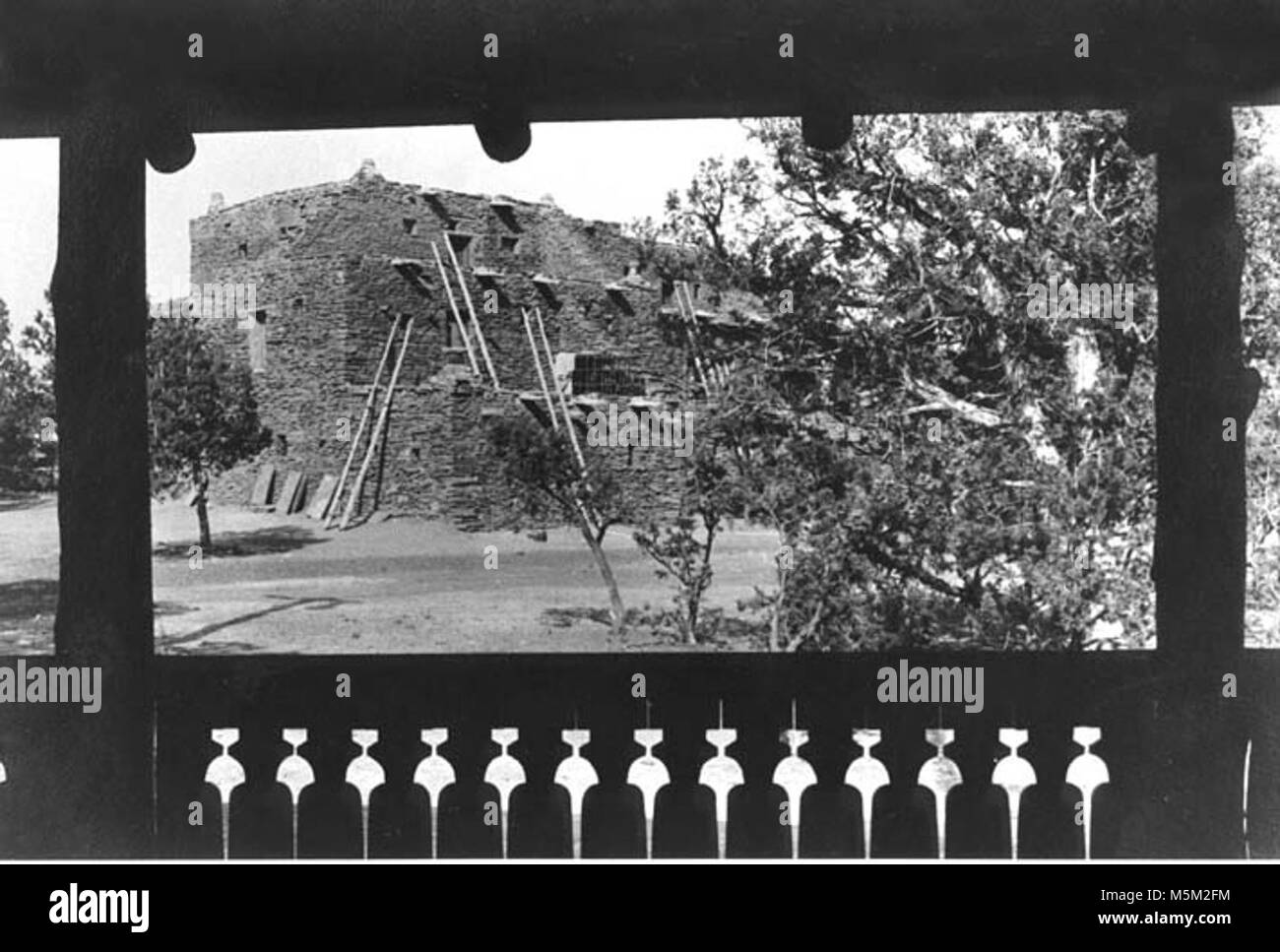 Grand Canyon Hopi storica casa da El Tovar . Hopi house visto da el tovar portico. Portico della ringhiera disegno mostrato in silhouette. Circa 1906. La pubblicazione di Detroit. Foto Stock