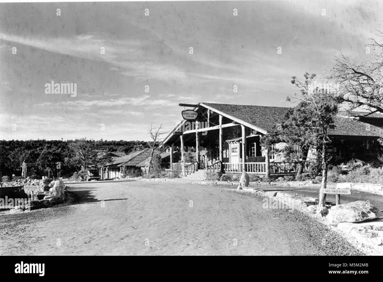 Il Bright Angel Lodge esterno c . Visualizzare WNW A Bright Angel Lodge, ingresso anteriore, segno originale. Mostra unità di ingresso prima di asfalto. AUTOS. CIRCA 1937. Il personale Foto Stock