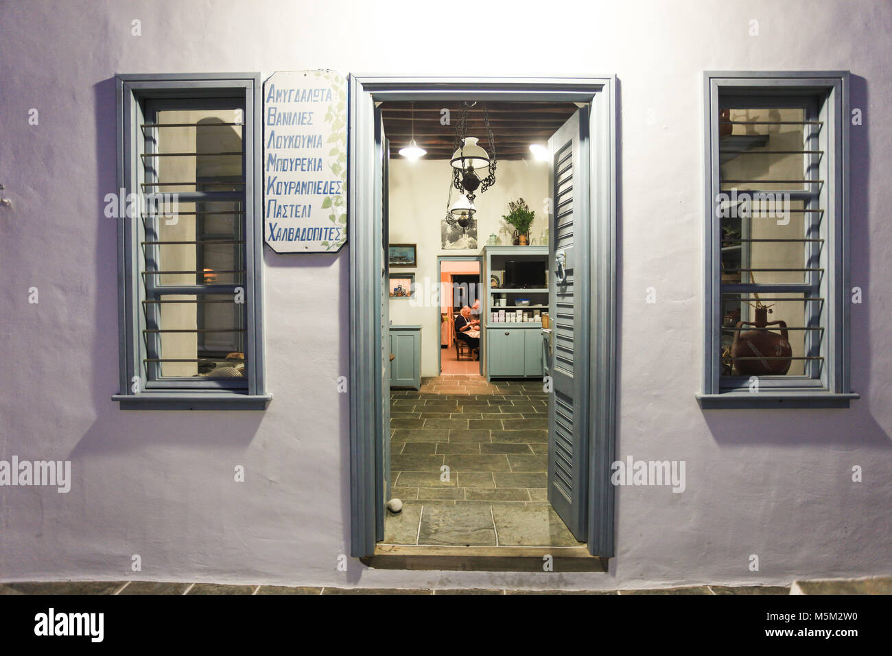 Un tradizionale pasticceria in Artemonas, Sifnos, Mar Egeo, Cicladi Grecia Foto Stock