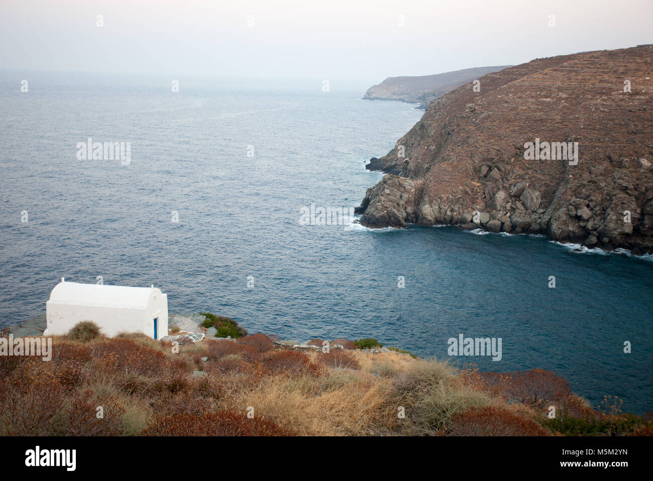 Una chiesa dipinta di bianco, isola di Sifnos, Cicladi Grecia. Mediterraneo colori smorzati Tavolozza dei colori Foto Stock