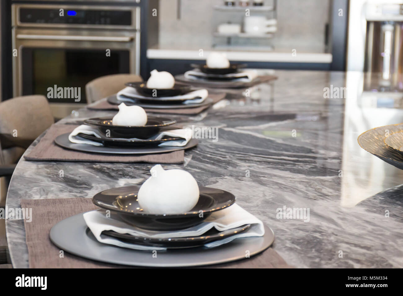 Inserire le impostazioni sul marmo moderno banco di cucina Foto Stock