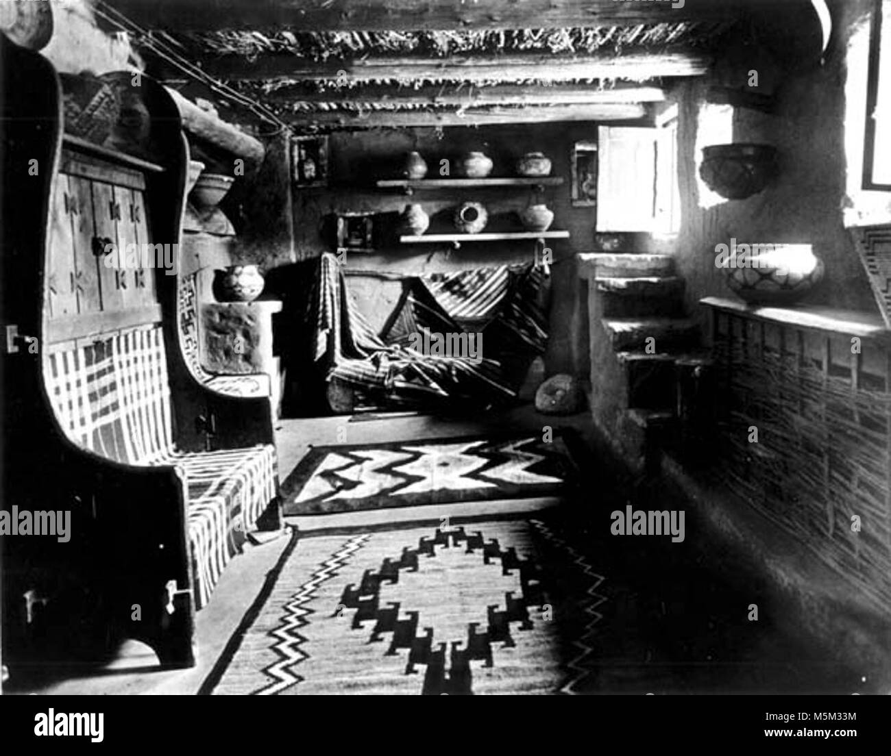 Grand Canyon Hopi storico interno di una casa c . Un secondo piano angolo - Retail area di visualizzazione nelle Hopi House. Cestelli ; artigianato. GRCA 49394 circa 1905. La pubblicazione di Detroit. Foto Stock