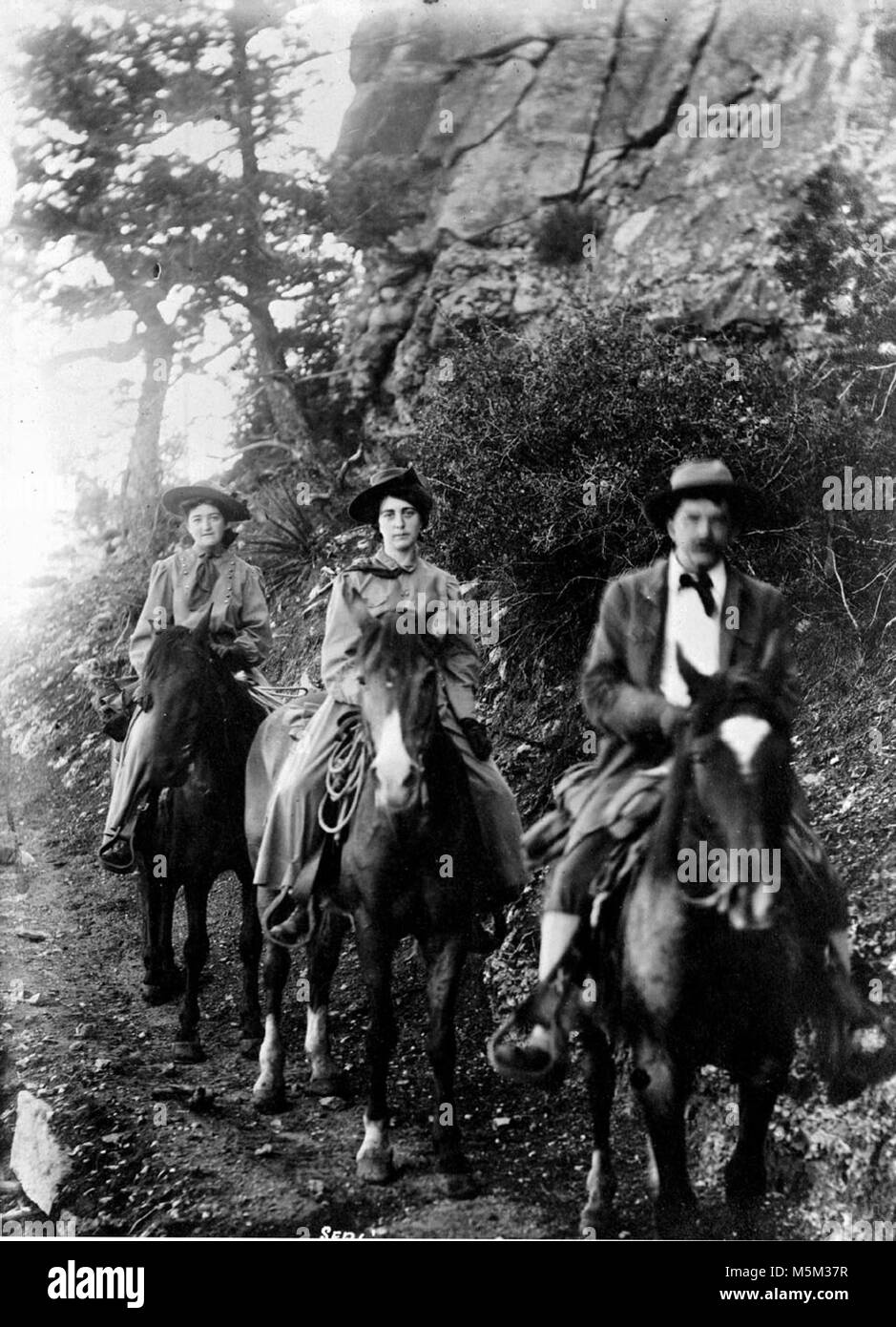 Grand Canyon storica Bright Angel Trail . NFS RANGER PATRICK Fenton e due donne su cavalli sul Bright Angel trail. SEPT. 06, 1907. Catalogo # GRCA 52453. KOLB FRATELLI Foto Stock