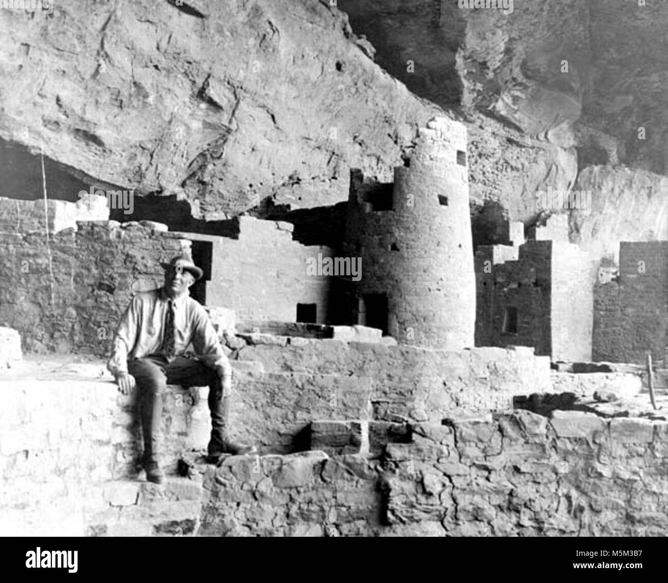 Grand Canyon - storico di riferimento per il deserto vista torre di avvistamento c . HERMAN SCHWEITZER, testa del FRED HARVEY dipartimento indiano. Dalla torre rotonda CLIFF Palace e il parco nazionale Mesa Verde. CIRCA 1931. FRED HARVEY CO. Foto Stock