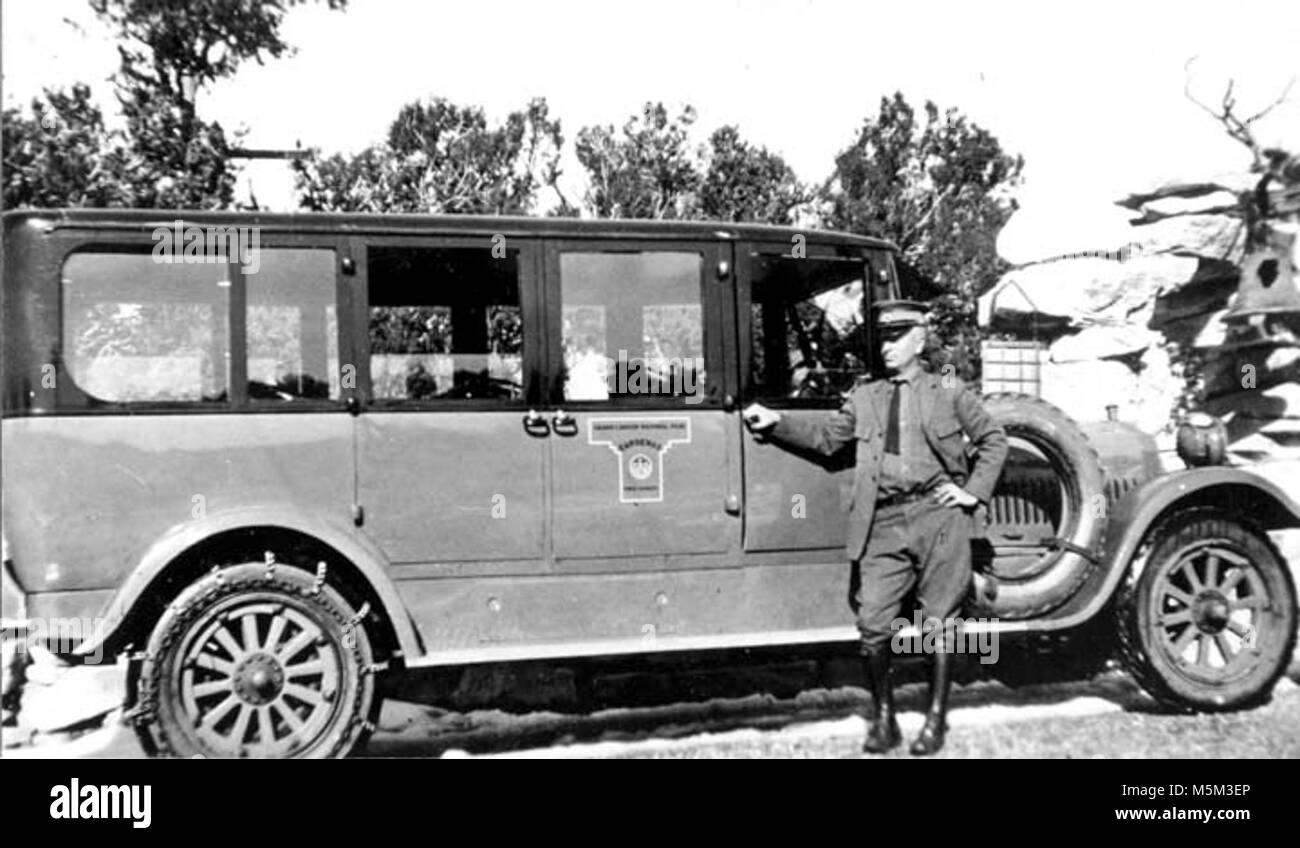 Grand Canyon storica- eremiti resto Touring Car c . HARVEY TOURING CAR CARDENAS; presso gli eremiti di riposo. DRIVER È WILLIAM GUY BASS, figlio di W.W. BASS. Eremita RIM ROAD (W RIM DRIVE) CIRCA 1918. La famiglia dei bassi. Foto Stock