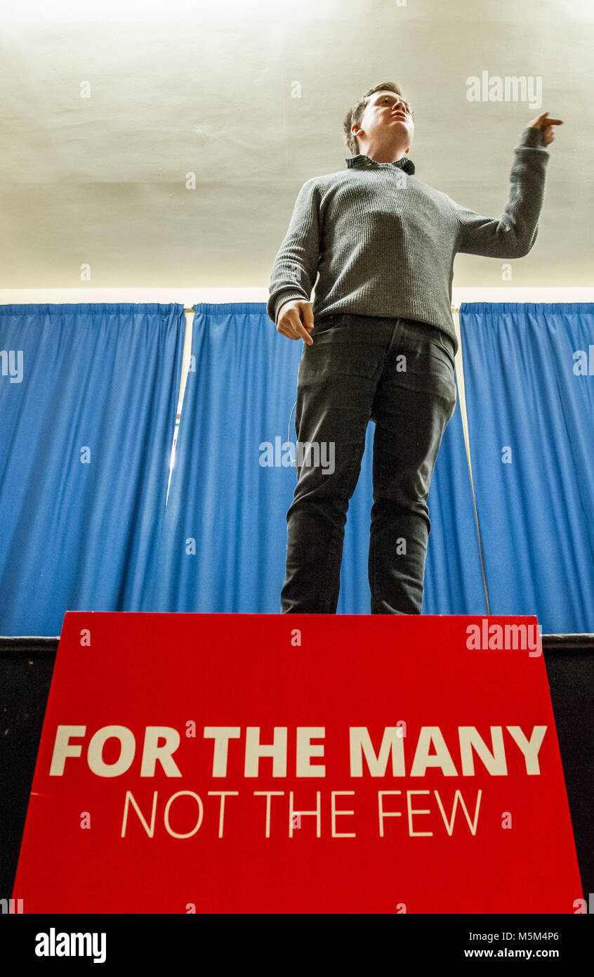 Gas Board Club, Mansfield, Nottinghamshire, Inghilterra, Regno Unito. 24th. Febbraio, 2018. Festa del lavoro evento. Owen Jones, giornalista per il Guardian e autore del ("Chavs' e 'l'istituzione") intervenendo al "scalzare Ben Bradley" evento in Mansfield, Nottinghamshire. Ben Bradley il controverso Tory MP per Mansfield chi è Commenti recenti su twitter per quanto riguarda i disoccupati, i lavoratori del settore pubblico e di Jeremy Corbyn, vinto in questa sede di lavoro da Sir Alan Meale negli ultimi anni elezioni generali con una piccola maggioranza di 1,057. Alan Beastall/Alamy Live News Foto Stock