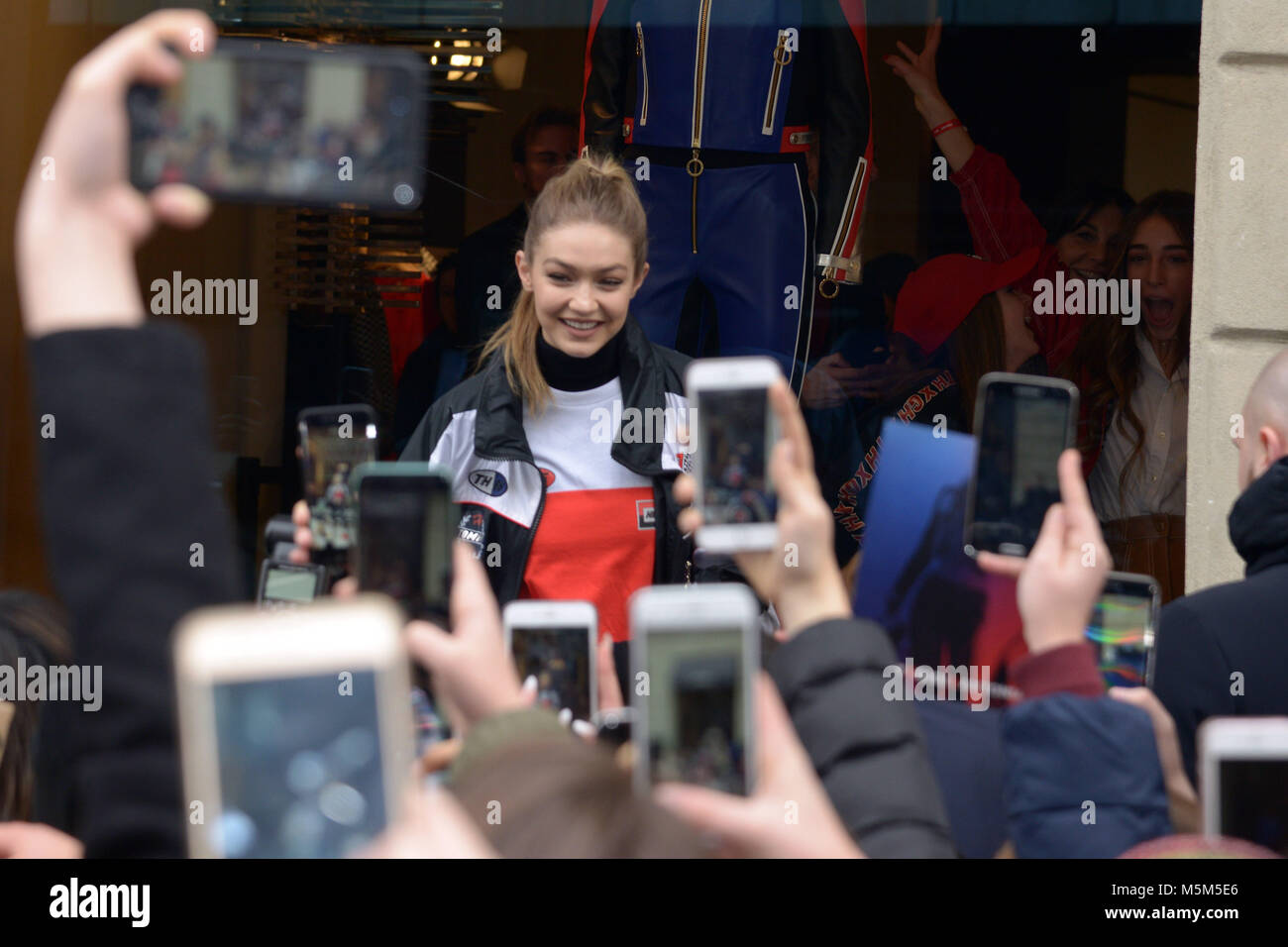 Milano, Italia. 24 Febbraio, 2018. Milano, Gigi Hadid, presenta TommyXGigi primavera 2018, Hilfiger Collezione Donna e uomo nella foto: Gigi Hadid Credit: Indipendente Agenzia fotografica/Alamy Live News Foto Stock