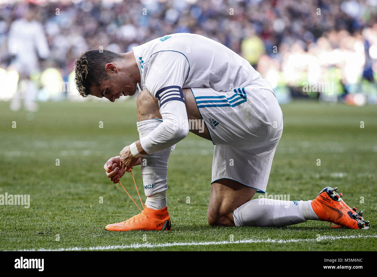 Cristiano Ronaldo (Real Madrid) La legatura sue scarpe durante la partita  La Liga match tra Real Madrid vs Deportivo Alaves al Santiago Bernabeu  Stadium in Madrid, Spagna, 24 febbraio 2018. Credito: Gtres