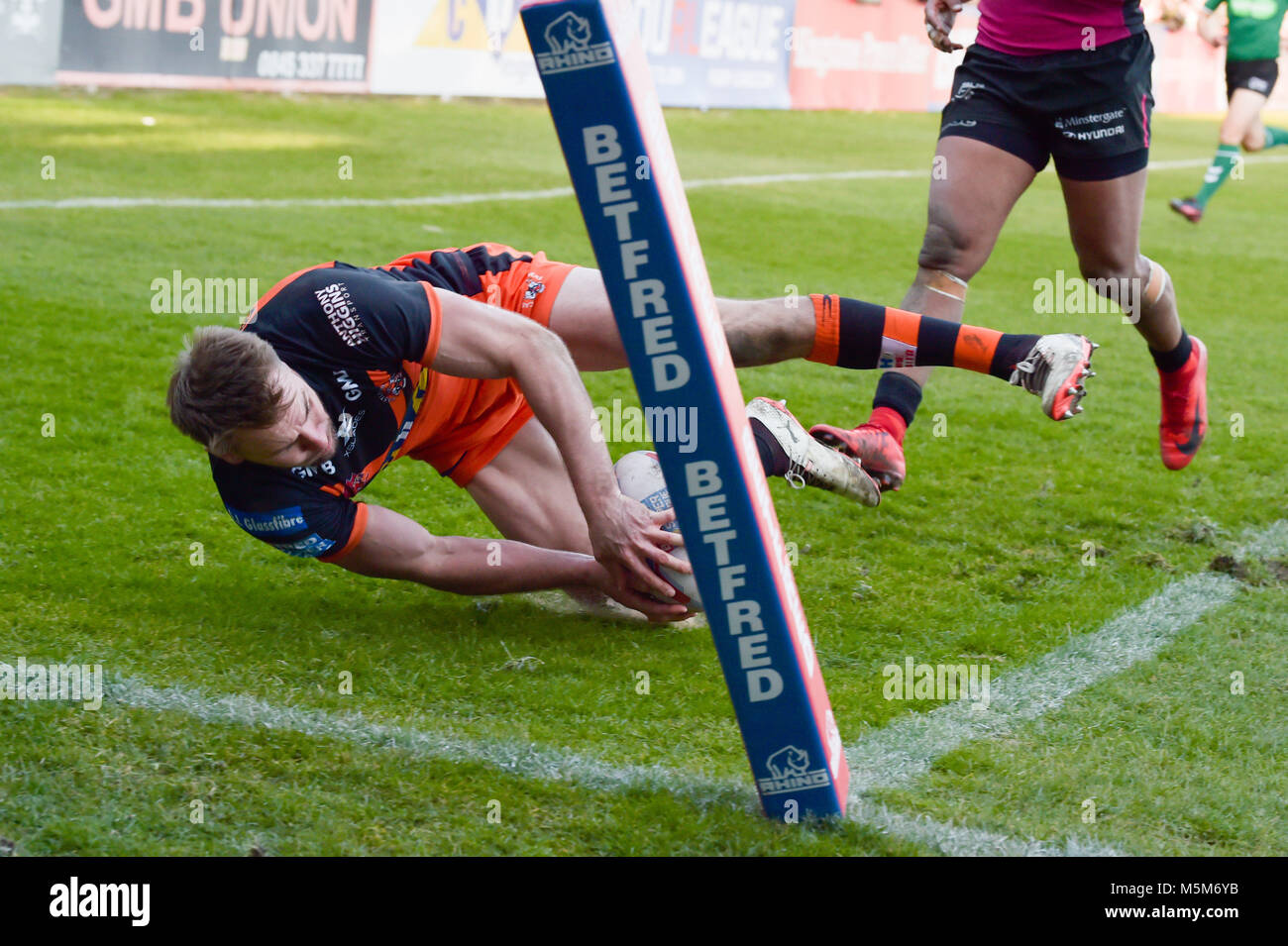 24 febbraio 2018 , Mend-a-tubo Jungle, Castleford, Inghilterra; Betfred Super League Rugby, Castleford Tigers versus Hull FC; Castleford Tigers' Michael Shenton punteggi a provare Foto Stock