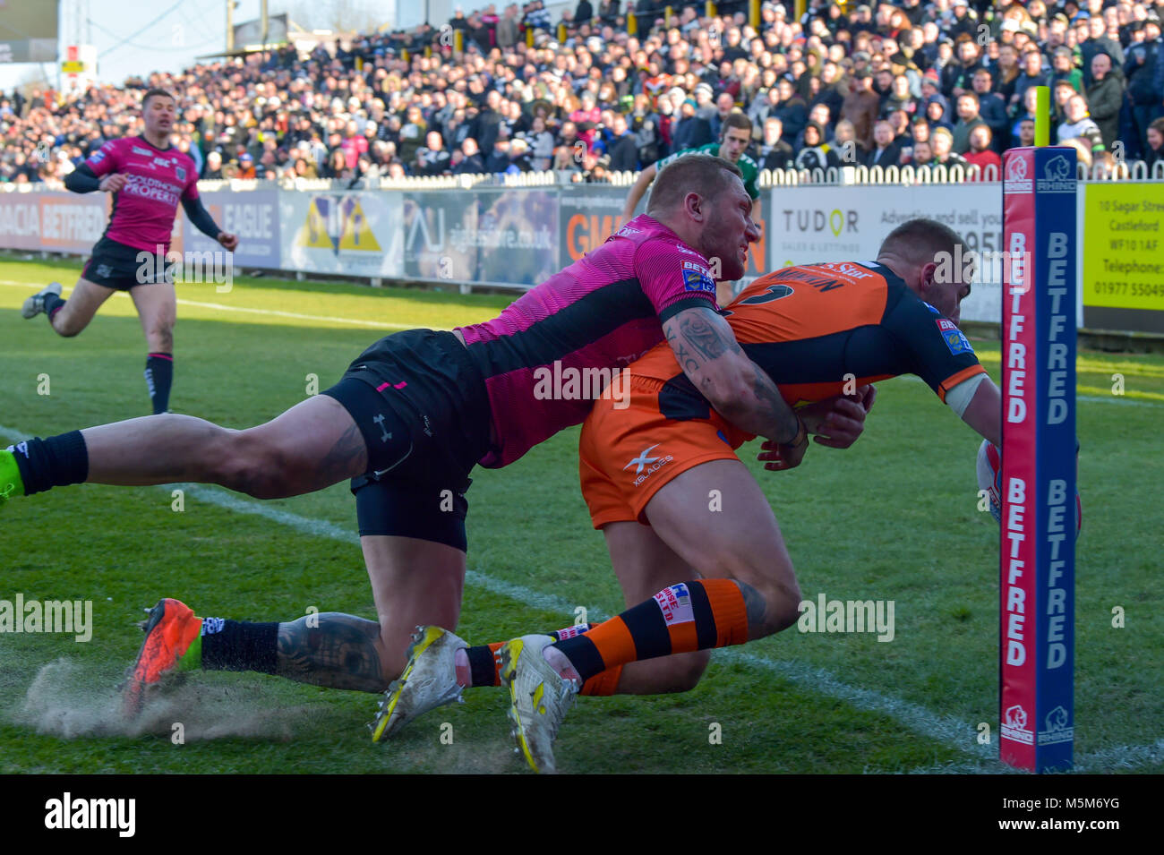 24 febbraio 2018 , Mend-a-tubo Jungle, Castleford, Inghilterra; Betfred Super League Rugby, Castleford Tigers versus Hull FC; Greg Minikin va al cliente una prova affrontato da Hull FC's Josh Griffin Foto Stock