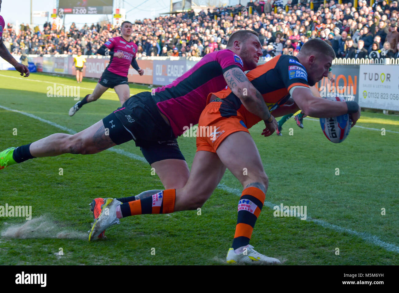 24 febbraio 2018 , Mend-a-tubo Jungle, Castleford, Inghilterra; Betfred Super League Rugby, Castleford Tigers versus Hull FC; Greg Minikin va al cliente un tryackled da Hull FC's Josh Griffin Foto Stock