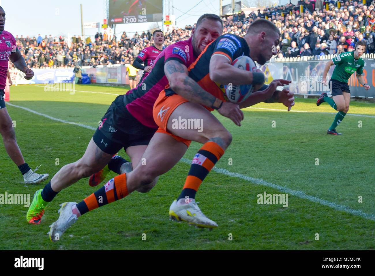 24 febbraio 2018 , Mend-a-tubo Jungle, Castleford, Inghilterra; Betfred Super League Rugby, Castleford Tigers versus Hull FC; Greg Minikin va al cliente una prova affrontato da Hull FC's Josh Griffin Foto Stock