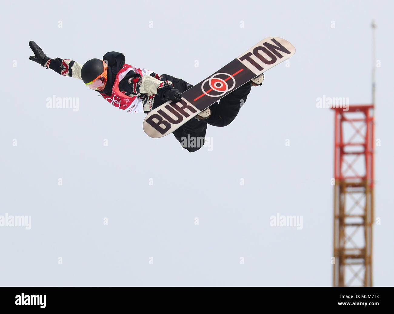 Pyeongchang, Corea del Sud. 24 Febbraio, 2018. Mark McMorris dal Canada esegue un piroettare durante lo Snowboard Big Air finali in Pyeongchang, Corea del Sud, 24 febbraio 2018. Credito: Daniel Karmann/dpa/Alamy Live News Foto Stock