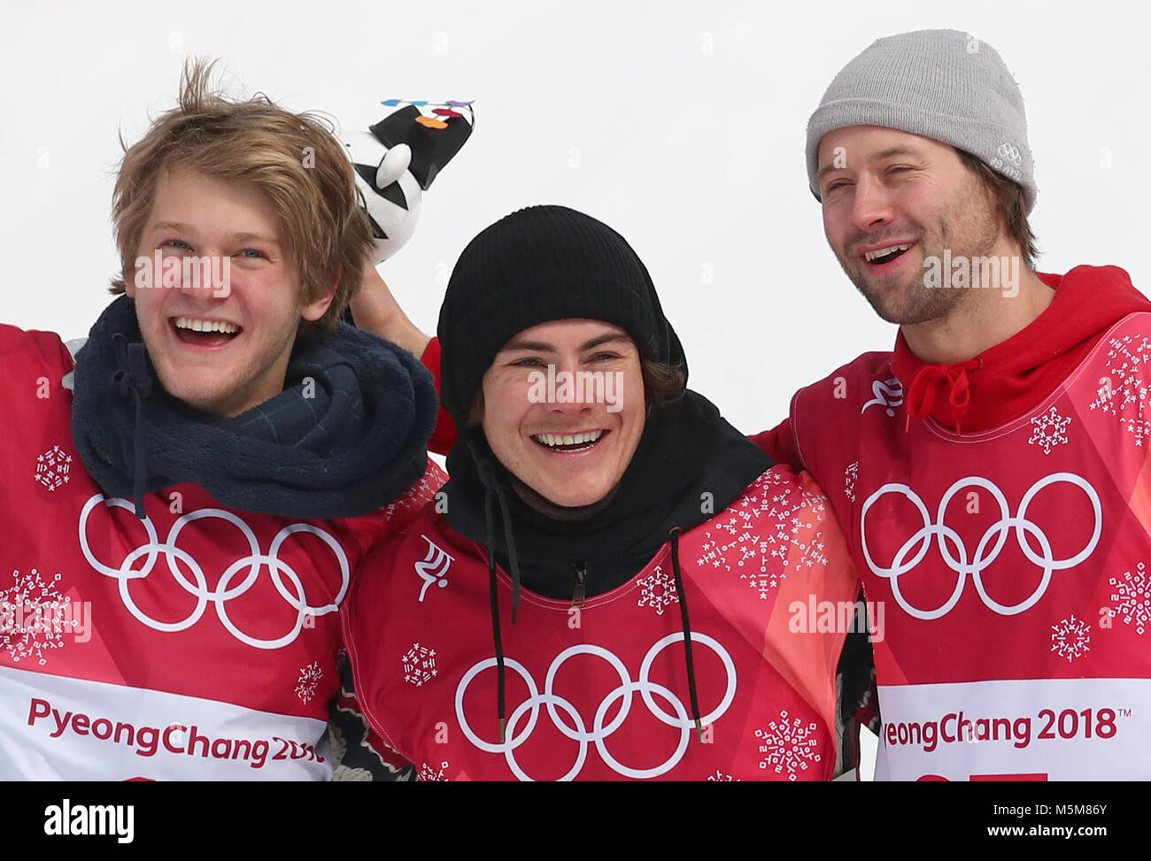 Pyeongchang, Corea del Sud. 24 Febbraio, 2018. Gold medallist Sebastien Toutant dal Canada (M) celebra la sua vittoria insieme con la silver medallist Kyle Mack DA STATI UNITI D'AMERICA (L) e bronzo medallist Billy Morgan DAL REGNO UNITO (R) durante lo Snowboard Big Air finali in Pyeongchang, Corea del Sud, 24 febbraio 2018. Credito: Daniel Karmann/dpa/Alamy Live News Foto Stock