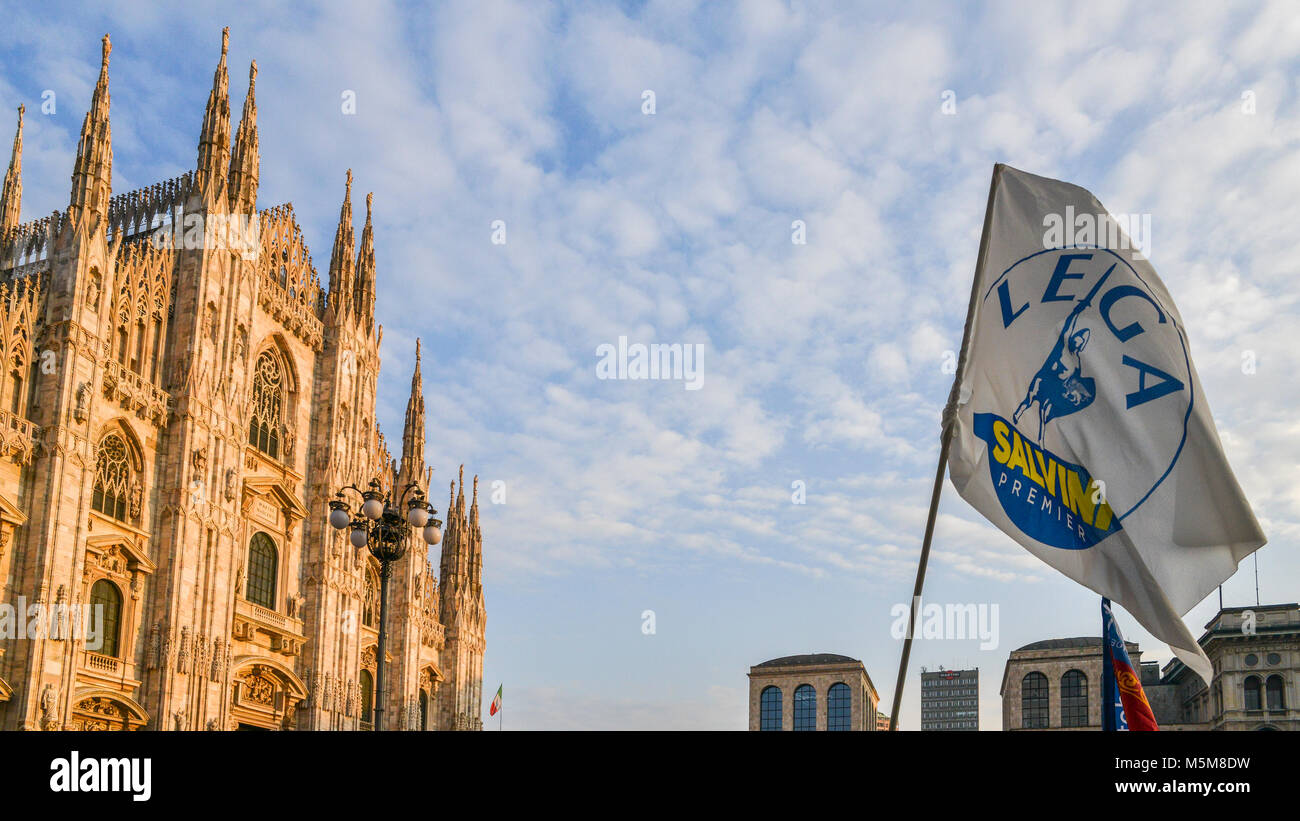 Milano, Italia - Feb 24, 2018: lontano-ala destra partito politico sostenitori, Lega Nord, stadio un rally a Piazza Duomo a Milano dove il partito della leader Matteo Salvini ha parlato davanti a della settimana prossima elezione generale. Il gruppo di estrema destra precedentemente noto come la Lega Nord è parte dell' ex Primo ministro Silvio Berlusconi a destra coalizione, insieme con i fratelli d'Italia. Italia intensificato la sicurezza per le dimostrazioni di massa da lontano a destra e gruppi antifascisti in tutto il paese Foto Stock