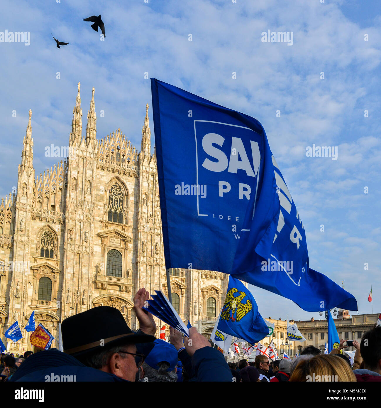 Milano, Italia - Feb 24, 2018: lontano-ala destra partito politico sostenitori, Lega Nord, stadio un rally a Piazza Duomo a Milano dove il partito della leader Matteo Salvini ha parlato davanti a della settimana prossima elezione generale. Il gruppo di estrema destra precedentemente noto come la Lega Nord è parte dell' ex Primo ministro Silvio Berlusconi a destra coalizione, insieme con i fratelli d'Italia. Italia intensificato la sicurezza per le dimostrazioni di massa da lontano a destra e gruppi antifascisti in tutto il paese Foto Stock