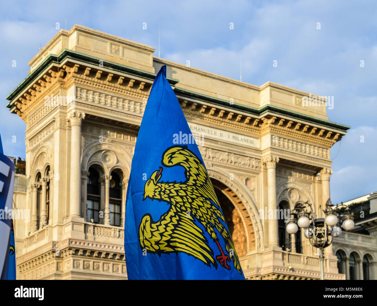 Milano, Italia - Feb 24, 2018: lontano-ala destra partito politico sostenitori, Lega Nord, stadio un rally a Piazza Duomo a Milano dove il partito della leader Matteo Salvini ha parlato davanti a della settimana prossima elezione generale. Il gruppo di estrema destra precedentemente noto come la Lega Nord è parte dell' ex Primo ministro Silvio Berlusconi a destra coalizione, insieme con i fratelli d'Italia. Italia intensificato la sicurezza per le dimostrazioni di massa da lontano a destra e gruppi antifascisti in tutto il paese Foto Stock