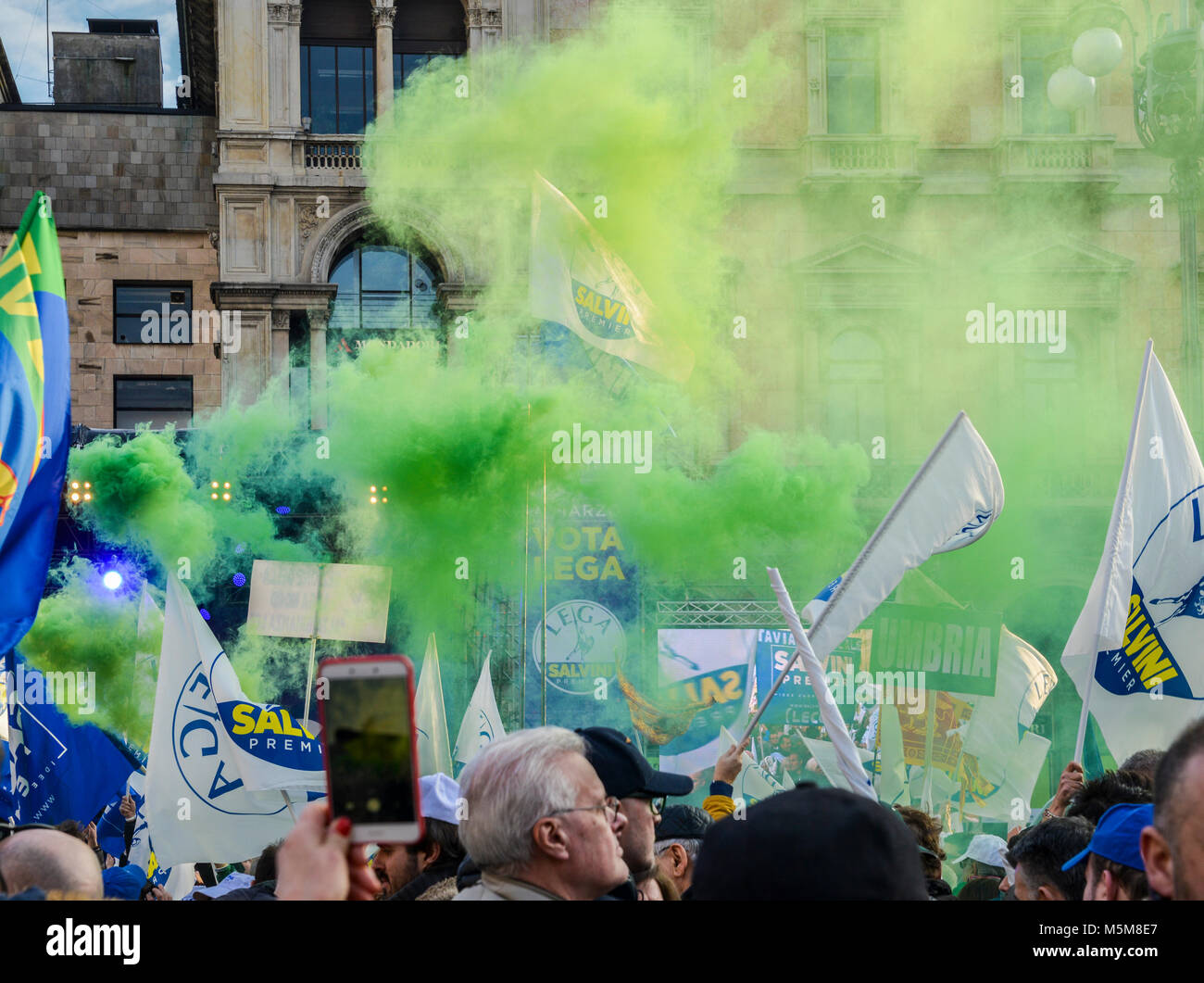 Milano, Italia - Feb 24, 2018: lontano-ala destra partito politico sostenitori, Lega Nord, stadio un rally a Piazza Duomo a Milano dove il partito della leader Matteo Salvini ha parlato davanti a della settimana prossima elezione generale. Il gruppo di estrema destra precedentemente noto come la Lega Nord è parte dell' ex Primo ministro Silvio Berlusconi a destra coalizione, insieme con i fratelli d'Italia. Italia intensificato la sicurezza per le dimostrazioni di massa da lontano a destra e gruppi antifascisti in tutto il paese Foto Stock